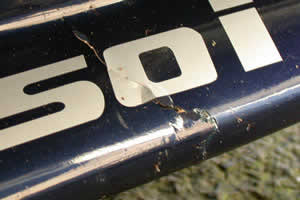 Front spoiler deep crack