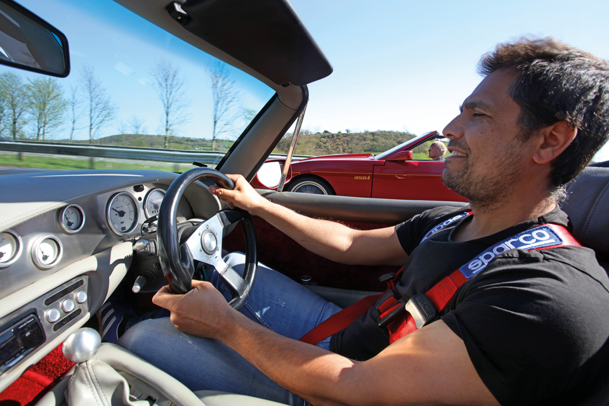 In der tiefstehenden Sonne über die irische Grenze fahren