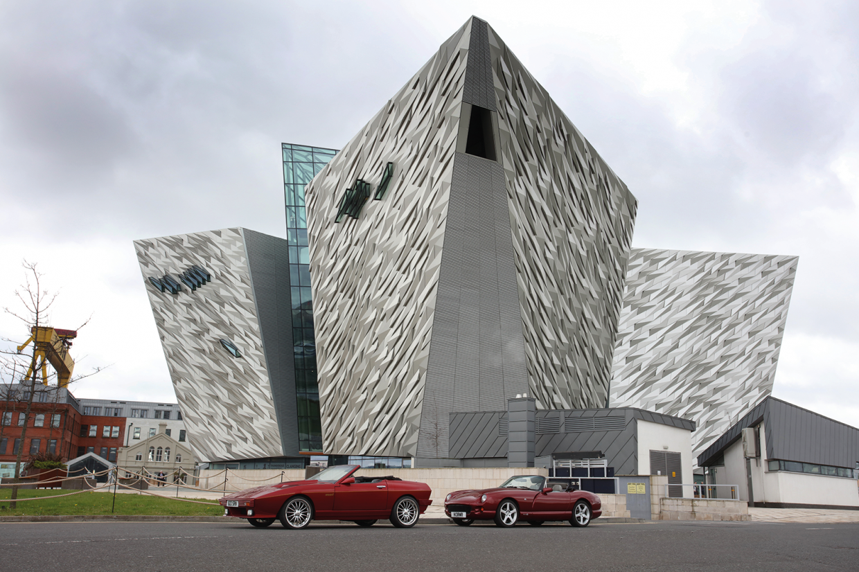 Das Blackpooler Duo vor dem imposanten Gebäude Titanic Belfast