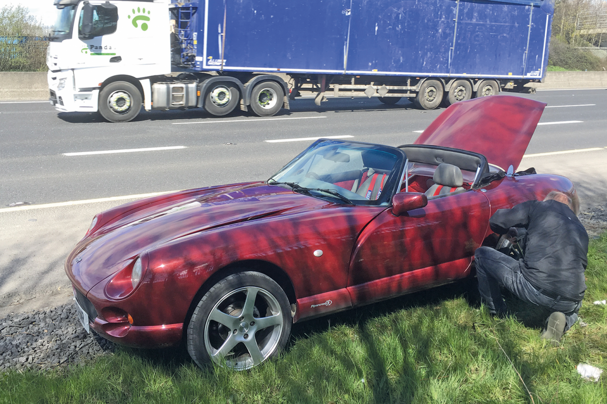 Jackson wechselt das Rad der Chimaera auf der M50 bei Dublin