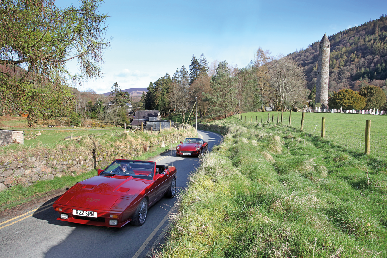 Das TVR-Duo fühlt sich auf den engen Gassen am Fuße der Wicklow-Berge sauwohl