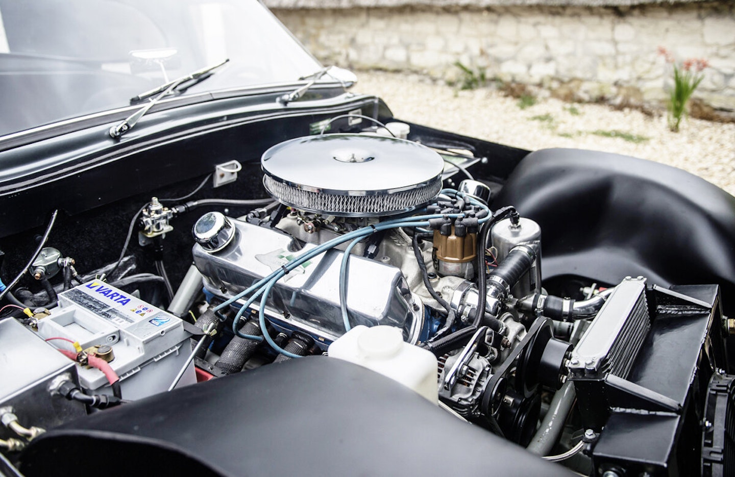 Der leistungsstarke Small Block V8 leistet 314 PS/Tonne. Wild in so einem kurzen Chassis